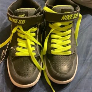Never been use !!!! Boys basketball shoes Nike